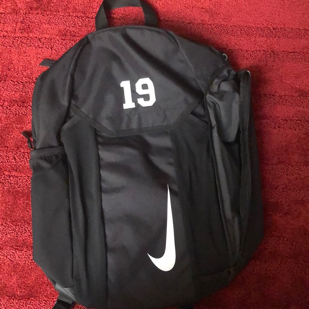 BLACK NIKE BACKPACK